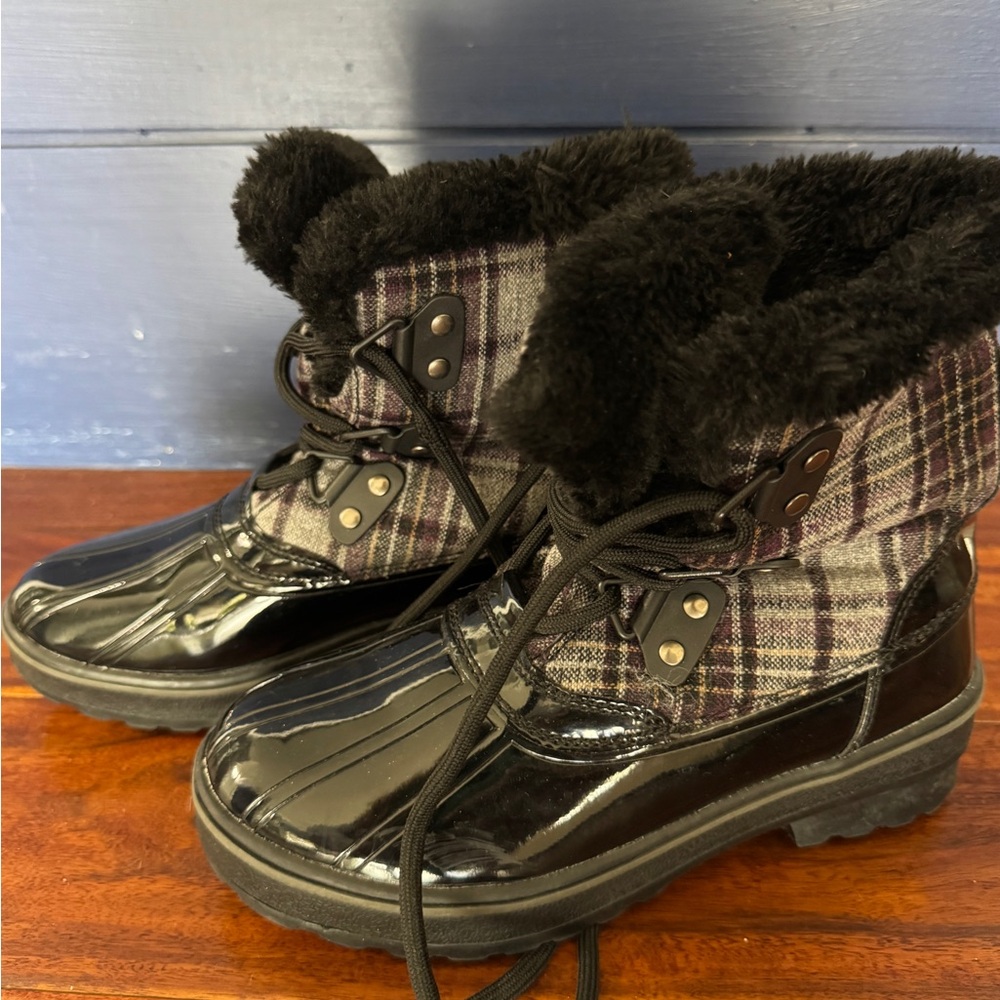 G.H. Bass Snowbird Duck Boots Womens 6 Black Purple Plaid Faux‎ Fur Excellent